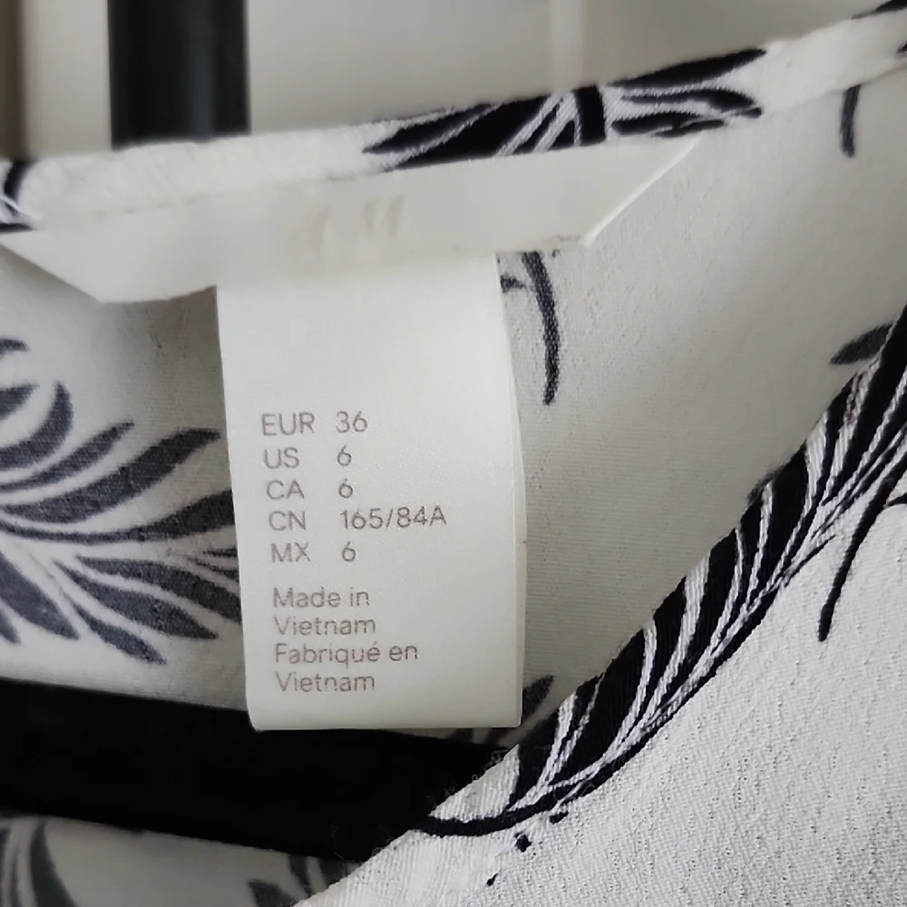 💙 H&M Black and White Leaf Print Women's Top - Picture 2 of 2